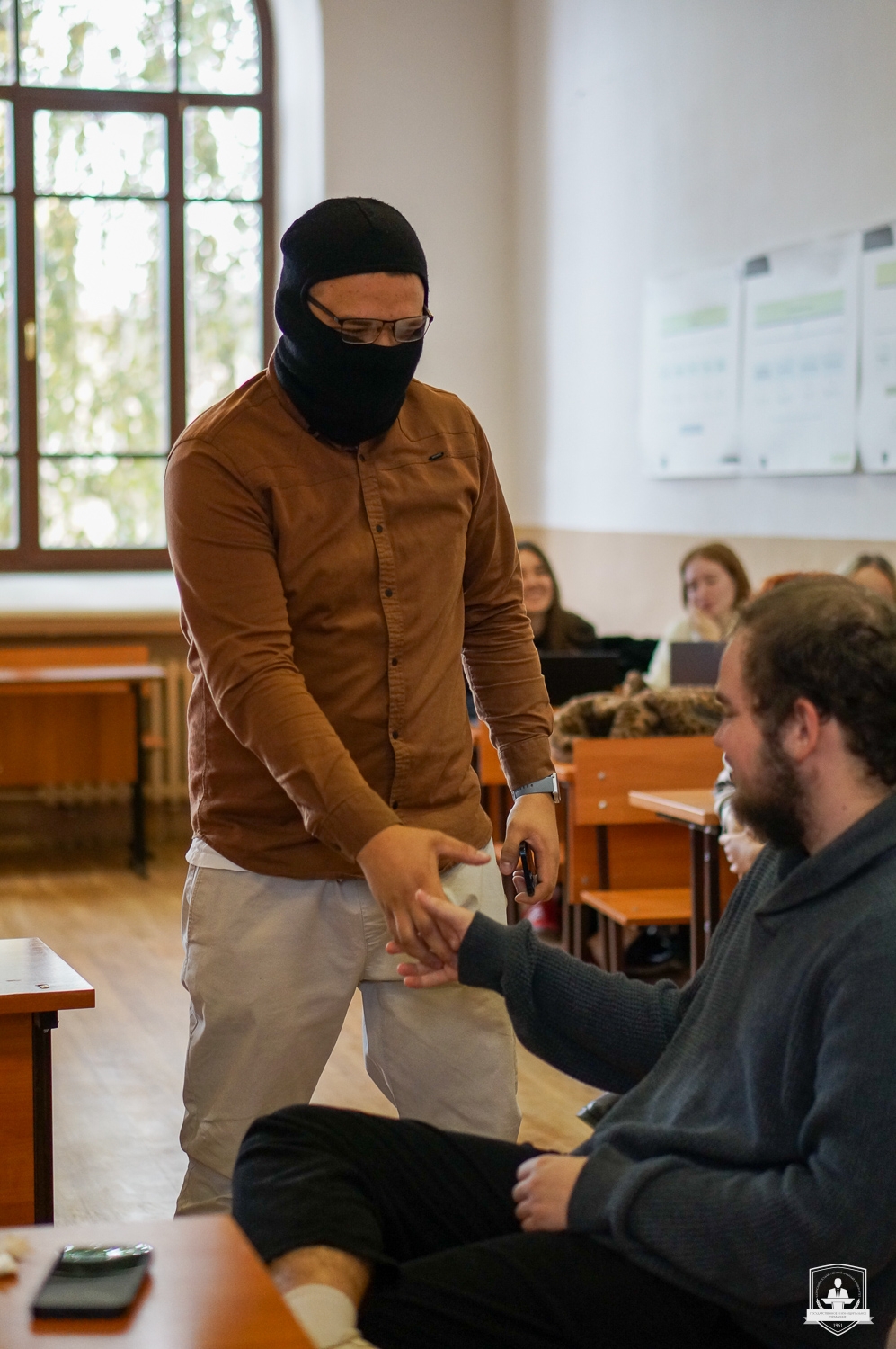 На практическом занятии по дисциплине «Связи с общественностью в органах власти» преподаватель кафедры управления, государственной и муниципальной службы Сафиуллин Нияз Азатович организовал деловую игру «Личный приём граждан».