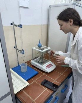 Студенты 2 курса группы Б 151-04 продолжают углубленно осваивать общее почвоведение